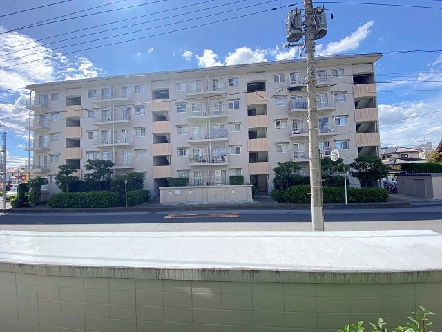 春日部ハウス１号棟の展望|間取り図上側のバルコニーからの心地よい眺望。前面に開放感が広がり、太陽の光と風を身近に感じられるロケーションです。日々の暮らしの中で季節の移り変わりをゆったりと楽しめる贅沢な景色が広がります。
