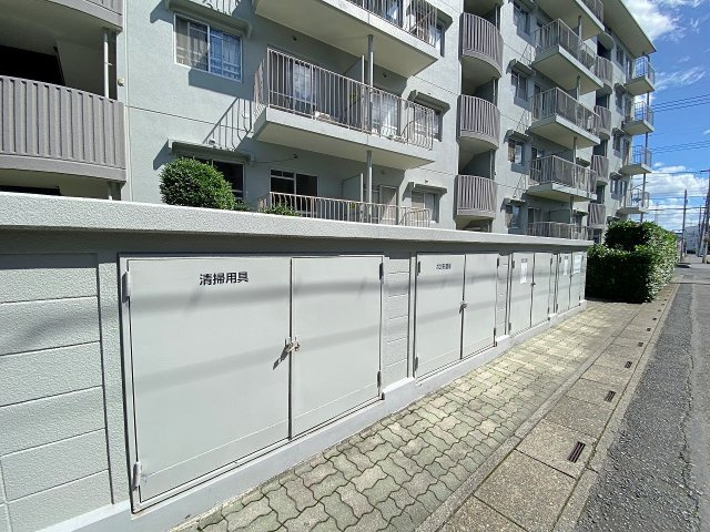 春日部ハウス１号棟のその他共用部分|綺麗に管理・清掃が行き届いた共用ゴミ捨て場スペース。敷地内に設置されているため日々のゴミ出しもスムーズでスマートに行えます。住まう方の衛生面と快適な暮らしにしっかり配慮された安心の共用設備です。