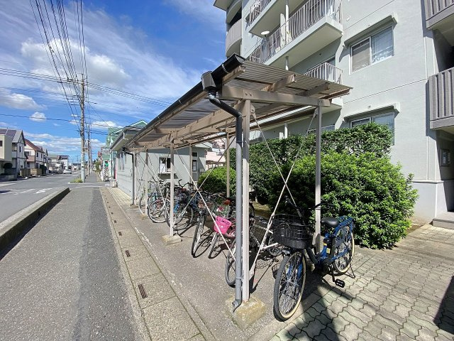 春日部ハウス１号棟の駐輪場|整理整頓が行き届き、出し入れもしやすい便利な駐輪場スペース。大切な自転車を綺麗に駐輪でき、近所へのお買い物や毎日の通勤・通学も快適にサポート。暮らしの利便性をぐっと高めてくれる頼もしい共用部です。