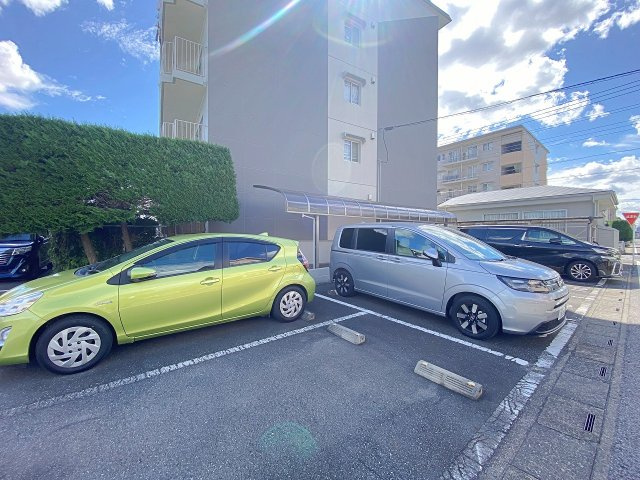 春日部ハウス１号棟の駐車場|敷地内に確保されたゆとりある駐車場スペース。お車の出し入れがスムーズに行える動線設計で、雨の日のお出かけや重い荷物の積み下ろしもラクラクです。愛車を身近に保管できる安心感と利便性が魅力的な設備。