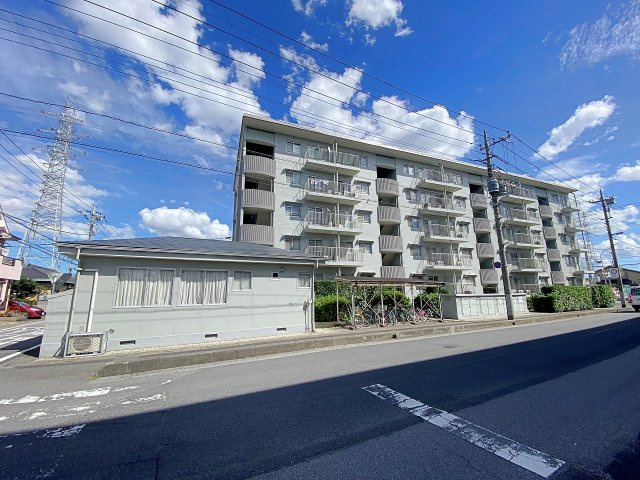 春日部ハウス１号棟の外観|落ち着きと気品を感じさせるデザインが魅力的な建物外観。閑静な街並みや周辺環境とも美しく調和する佇まいです。利便性と快適性を両立した住環境で、毎日の暮らしに安心感と誇りをもたらしてくれる物件。