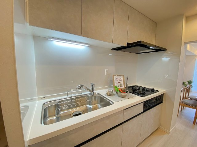 春日部ハウス１号棟のキッチン|使いやすさとデザイン性を兼ね備えたシステムキッチンを新規交換。機能的な収納スペースも充実しており、効率よくお料理が楽しめます。お料理の時間がもっと快適で楽しくなるこだわりが詰まった空間です。