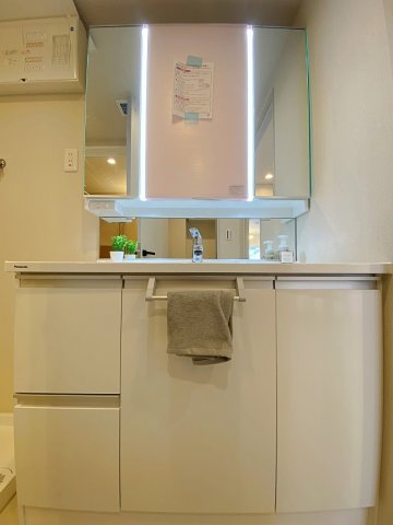 春日部ハウス１号棟の独立洗面台|機能性とデザイン性を両立した洗面化粧台を新規交換いたしました。収納力に優れ、散らかりがちな洗面周りの小物もすっきりと整理可能。毎朝の身支度や準備をスマートかつ快適にサポートしてくれる空間です。