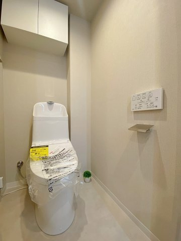 春日部ハウス１号棟のトイレ|快適な機能を搭載した温水洗浄便座付きトイレへと新規交換済み。衛生面やお手入れのしやすさにも配慮した清潔感あふれるプライベート空間です。毎日使う場所だからこそ安心感と心地よさにこだわり抜きました。