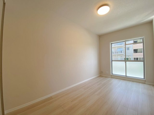 春日部ハウス１号棟の子供部屋|独立性の高い約5.5帖の洋室です。お子様のお部屋としてはもちろん、リモートワーク用のワークスペースにも最適。シンプルで使い勝手が良く、住む方のライフスタイルに合わせて自由にアレンジしていただけます。