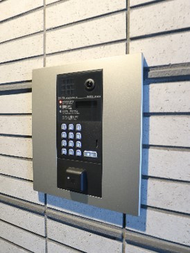 CLIVIA八幡のエントランス|1階エントランスにはカード式オートロックが！