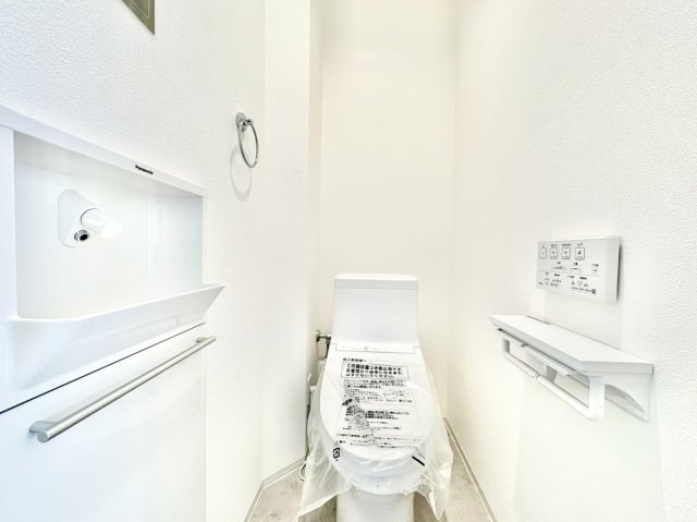 ファミーユ御影いずみのトイレ|毎日の生活を快適にする温水洗浄便座に加え、独立した便利な手洗いカウンターを標準装備。無理のない姿勢でスムーズに手が洗え、手元をサッと拭くだけでお手入れも簡単な実用性の高いトイレスペースです。