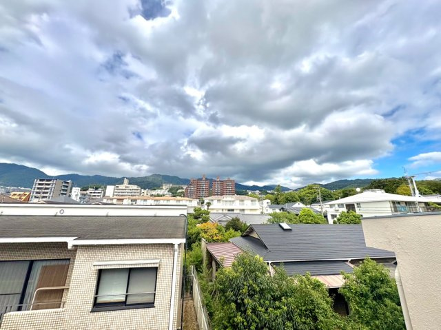 ファミーユ御影いずみの展望|バルコニーの前面を大きく遮る高層建造物がなく、遠くの山並みまで広く見渡せる開放的な眺望が魅力。室内にいながら心地よい開放感を感じられるほか、空の移り変わりを日常の中で贅沢に楽しめる住環境です。