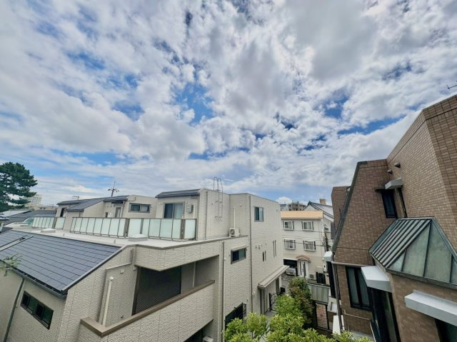 ファミーユ御影いずみの展望|南側バルコニーのため、年間を通して室内の奥まで明るい自然光がたっぷりと差し込みます。前面に視界を遮る高層の建造物がなく、開放的な青空を日常の中で広く見渡せる日当たり良好な住環境が魅力です。