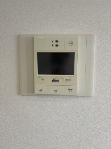 ファミーユ御影いずみの防犯設備|視認性に優れた大型のモニターを採用。ドアを開ける前に相手をしっかり確認でき、エントランスのオートロック解錠もボタン一つでスマート。万が一の際にも安心な「非常」ボタンも備わった確かな仕様です。