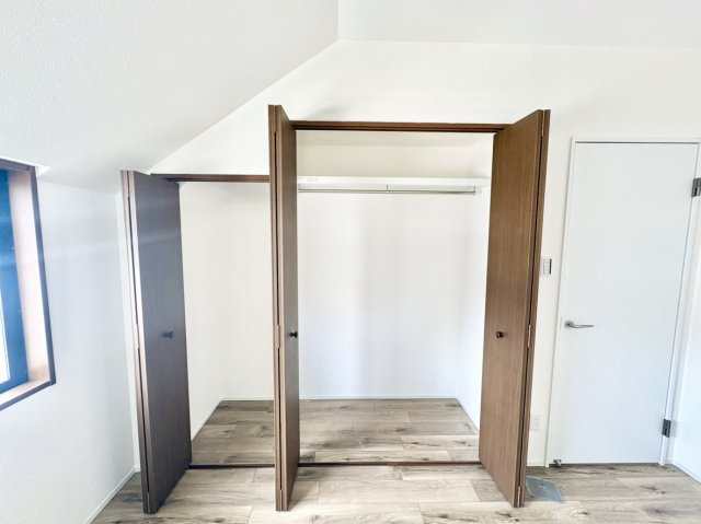 ファミーユ御影いずみの収納|折れ戸が大きく開き、中の荷物をひと目で広く見渡せる便利な設計。足元に衣装ケースを並べられるだけでなく、奥行きや高さを活かしてシーズンオフの寝具や大型荷物もすっきり収まり、綺麗な室内を維持できます。