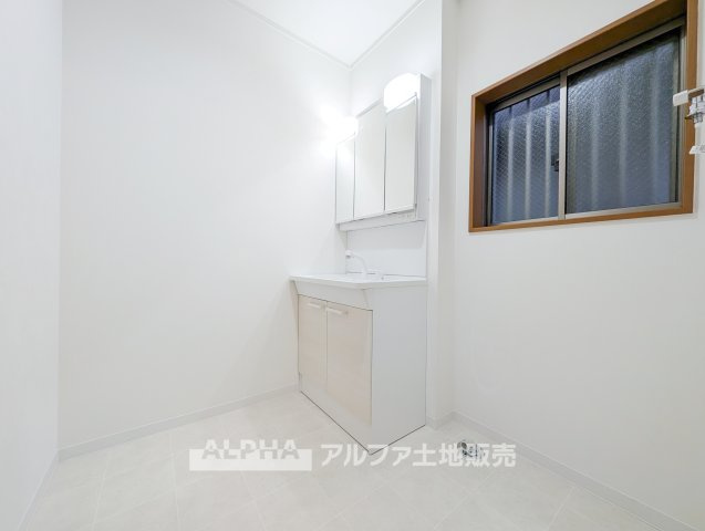 中古戸建　立川市一番町1丁目　全1棟の独立洗面台|【Morning Routine】◆毎朝の身支度を快適に◆新品交換予定の洗面化粧台。洗顔や歯磨きなど、毎日の準備を気持ちよく進められる清潔感のある空間です。
