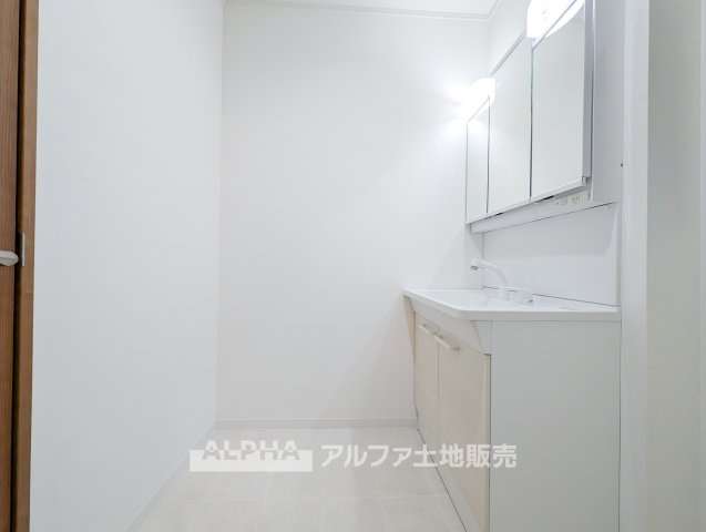 中古戸建　立川市一番町1丁目　全1棟の独立洗面台|【Clean Washroom】◆使いやすさを考えた洗面空間◆洗髪洗面化粧台を備え、朝の身支度や帰宅後の手洗いなど幅広く活躍。家族みんなが利用する場所です。
