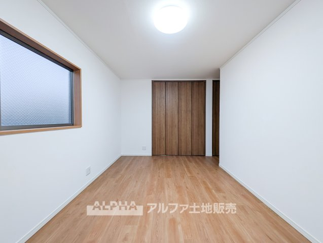 中古戸建　立川市一番町1丁目　全1棟の洋室|【Cozy Room】◆暮らしに合わせた居室◆約6帖の洋室は、寝室や子ども部屋として活用できる空間。クローゼットを備え、衣類を整理しながらすっきりと過ごせます。