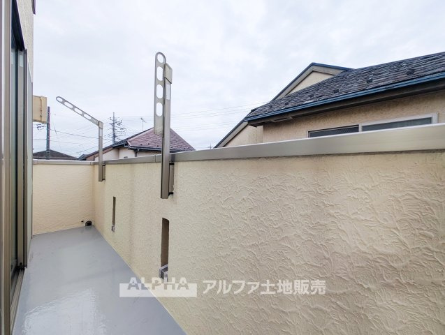 中古戸建　立川市一番町1丁目　全1棟のバルコニー|【Open Air Balcony】◆外の空気を感じるバルコニー◆2階の洋室に面したバルコニー。洗濯物を干す日常の家事はもちろん、外の景色を眺めながら気分転換も楽しめます。