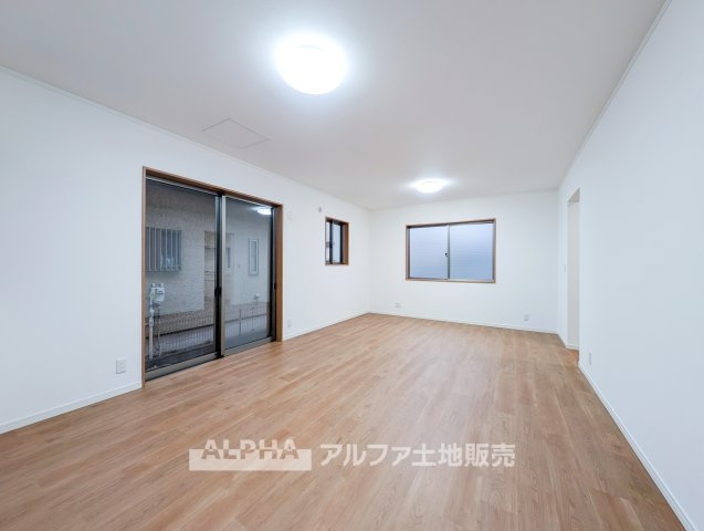 中古戸建　立川市一番町1丁目　全1棟の居間・リビング|【Fresh Interior】◆新しく整える住空間◆クロス張替えやフロアタイル施工を予定。お好みの家具や照明を組み合わせて、自分らしいリビングづくりを楽しめます。