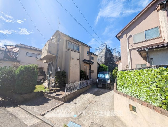 中古戸建　立川市一番町1丁目　全1棟の外観|【Parking】◆縦列駐車2台◆マイカーを2台駐車できるスペースを確保。ご夫婦で車を利用するご家庭にも便利な住まいです。