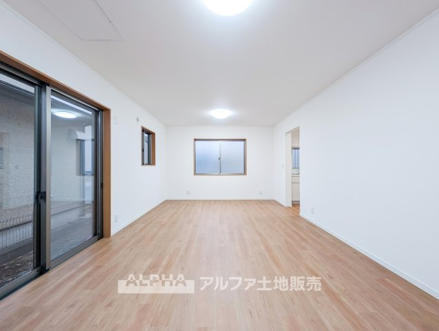 中古戸建　立川市一番町1丁目　全1棟の居間・リビング|【Sunny Living】◆光を感じるLDK◆約18帖の広さを備え、家族で心地よく過ごせる空間です。
