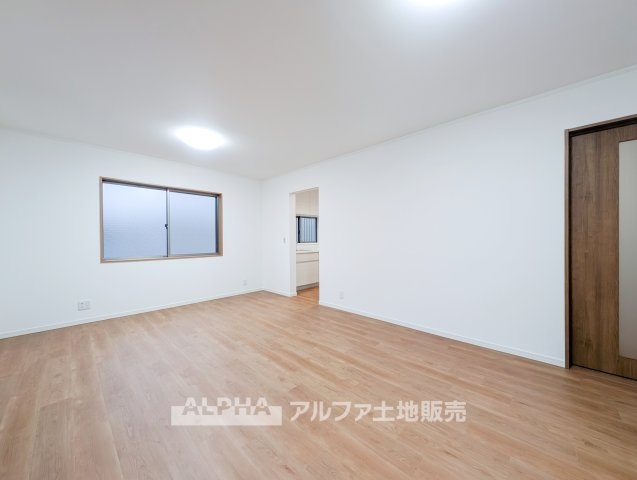 中古戸建　立川市一番町1丁目　全1棟の居間・リビング|【Family Comfort】◆家族の時間を育む場所◆料理や食事、くつろぎの時間を一つの空間で楽しめるLDK。家族が自然と集まり、何気ない会話が生まれる住まいです。
