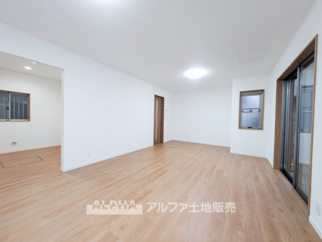 中古戸建　立川市一番町1丁目　全1棟の居間・リビング|【Spacious Living】◆広さを活かした空間づくり◆約18帖のLDKは、ソファやダイニングテーブルなどの家具を配置しやすい広さ。好みのインテリアで暮らしを彩れます。