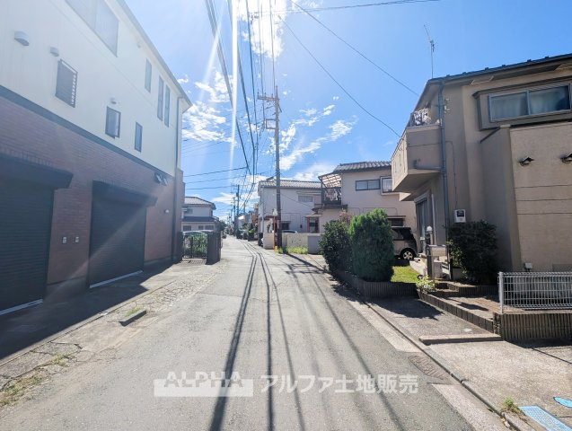 中古戸建　立川市一番町1丁目　全1棟の前面道路含む現地写真|【My Home】◆3LDK住宅◆約18帖のLDKと3つの洋室を備えた住まい。縦列2台分の駐車スペースも確保されています。