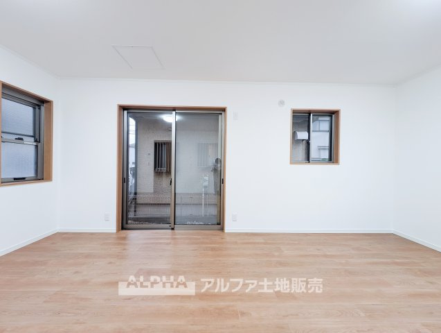 中古戸建　立川市一番町1丁目　全1棟の居間・リビング|【Bright Living】◆陽光が広がるLDK◆約18帖の広さを確保したリビング。陽当りの良い室内で、家族との食事や団らんを楽しめる開放的な住空間です。