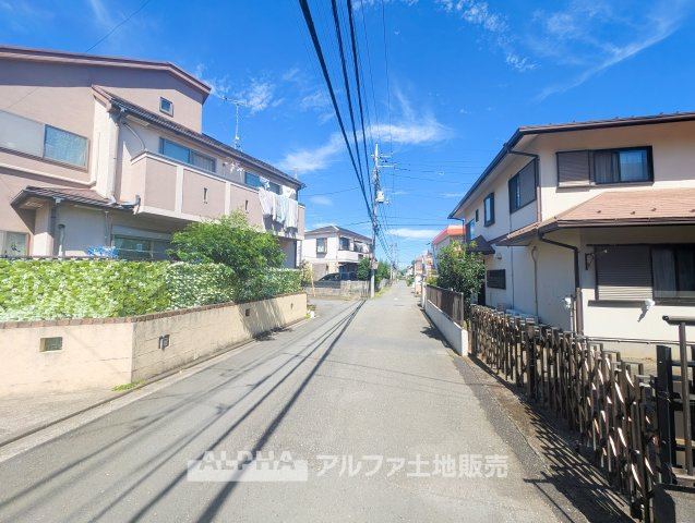 中古戸建　立川市一番町1丁目　全1棟の前面道路含む現地写真|【Exterior】◆陽当たり良好◆南東側約5.07m公道に面した戸建住宅。明るい陽光を取り込みやすく、心地よい住環境が広がります。