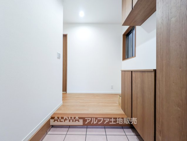 中古戸建　立川市一番町1丁目　全1棟の玄関|【Welcome Home】◆毎日を迎える玄関◆玄関には下足箱を備え、靴や外出用品を整理しやすい設計。帰宅時にすっきりとした空間が迎えてくれる住まいです。