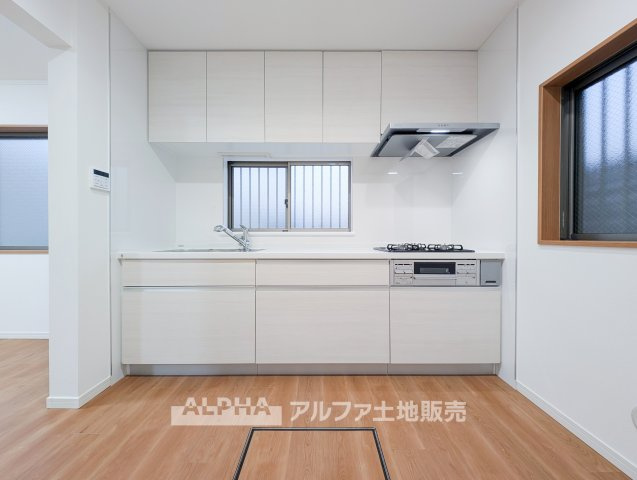 中古戸建　立川市一番町1丁目　全1棟のキッチン|【Kitchen Comfort】◆毎日の料理を楽しむ空間◆新品交換予定のキッチン。LDKとつながる配置で、料理の準備や配膳もしやすく、家族との日常を支えるスペースです。