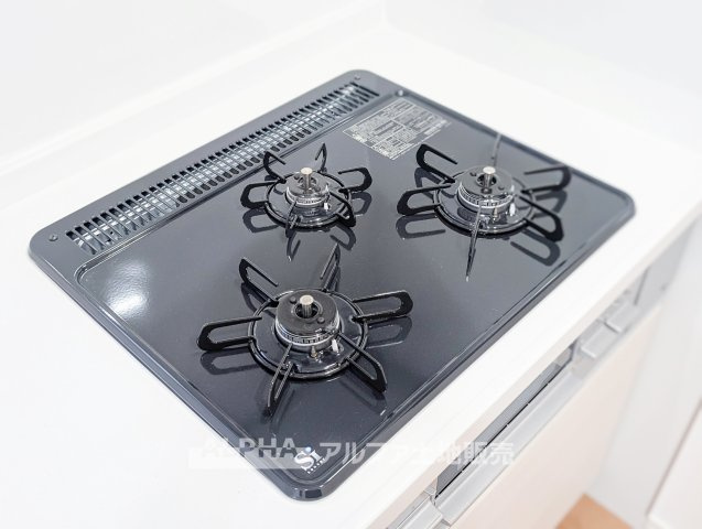 中古戸建　立川市一番町1丁目　全1棟のキッチン|【Cooking Time】◆料理の幅が広がるコンロ◆火力を調整しながら炒め物や煮込み料理を楽しめるガスコンロ。毎日の献立に合わせた調理を支える設備です。