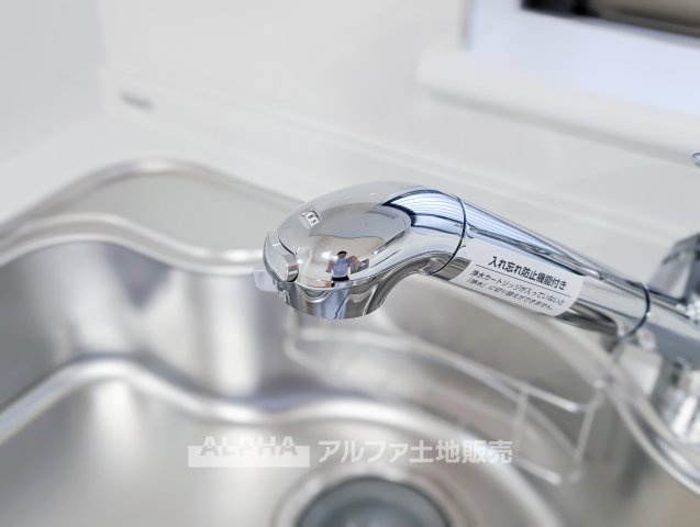 中古戸建　立川市一番町1丁目　全1棟のキッチン|【Fresh Water】◆毎日の水をもっと手軽に◆浄水器を使えば飲み水や料理に使う水を手軽に準備でき、日々のキッチン作業を便利にしてくれます。