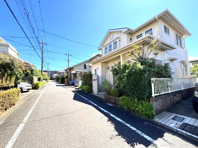前面道路は車通りが少なく安全　地区計画が有り整備された街並みです
