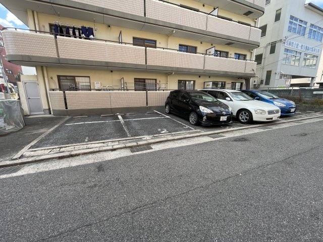 ファムール武庫之荘の駐車場