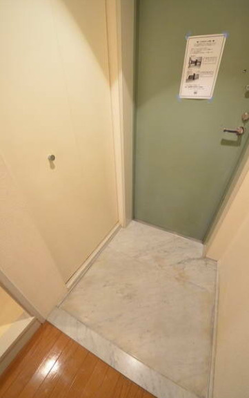 三鷹市新川６丁目の賃貸マンションの玄関