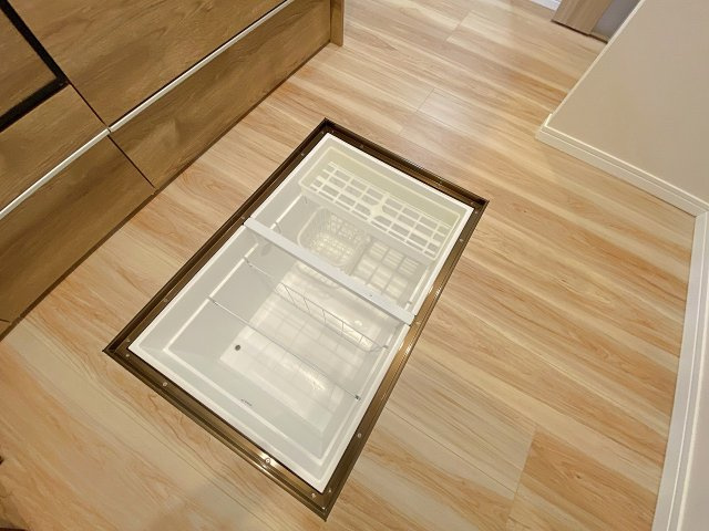ライオンズマンション春日部南の収納|日用品や買い置きの品をスマートにしまえる便利な床下収納を完備。キッチン周りや居住スペースの生活感を抑え、すっきり綺麗に保つことができます。限られた空間を有効活用できる嬉しい設備となっています。