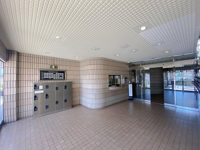 ライオンズマンション春日部南のエントランス|綺麗に清掃が行き届いた明るく清潔感のあるエントランスホール。防犯性にも配慮されており、住まう方の安全で快適な暮らしをしっかり守ります。マンションの顔として上質な佇まいを感じられる共用スペースです。