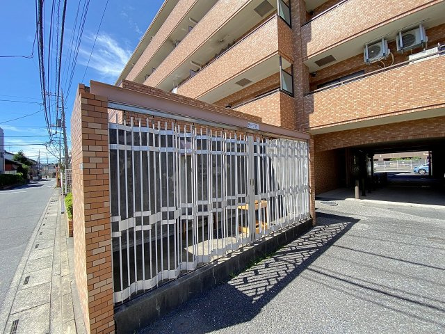 ライオンズマンション春日部南|綺麗に管理・清掃が行き届いた共用ゴミ捨て場スペース。敷地内に設置されているため、毎日のゴミ出しもスムーズに行うことができます。住まう方の衛生面と快適な生活環境にしっかりと配慮された共用設備です。