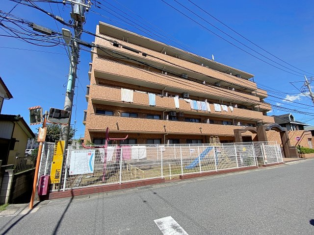 ライオンズマンション春日部南の外観|落ち着きと気品を感じさせるデザインが魅力的な建物外観。閑静な街並みや周辺環境とも美しく調和する佇まいです。東武伊勢崎線「一ノ割」駅徒歩7分と利便性と快適性を両立した魅力的な住環境です。