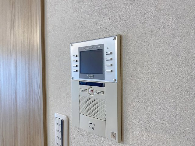 ライオンズマンション春日部南のセキュリティ|来訪者の顔を室内からしっかり確認できるTVモニター付きインターホンを完備。防犯性に優れ、お子様のお留守番や一人でのお留守時にも安心です。安全で快適な暮らしを24時間優しく見守る頼もしい防犯設備。