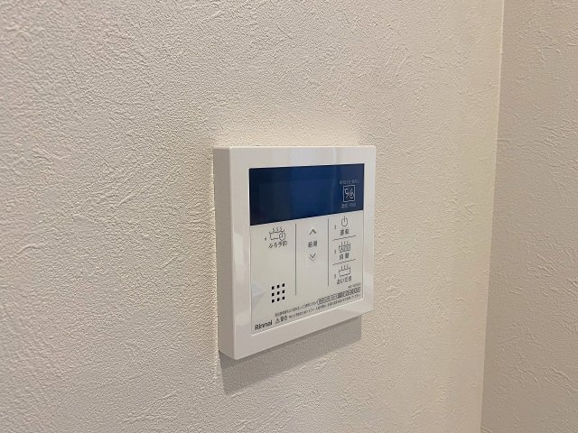 ライオンズマンション春日部南の発電・温水設備|スイッチひとつで設定温度までお湯を温め直せる便利な追い焚き機能を搭載。ご家族全員がいつでも快適で温かいお湯に浸かることができます。日々の生活をサポートし、節水にも貢献する嬉しい設備です。