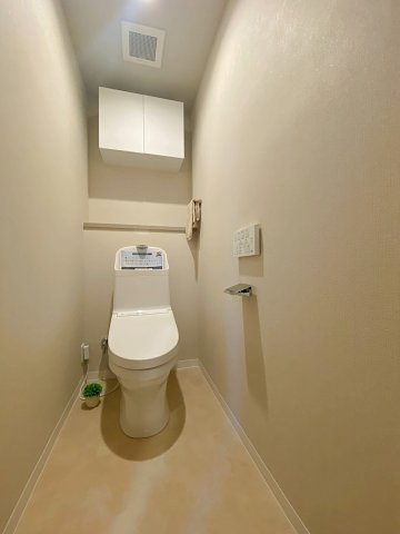 ライオンズマンション春日部南のトイレ|快適な機能を搭載した温水洗浄便座付きトイレへと新規交換済み。衛生面やお手入れのしやすさにも配慮した清潔感あふれるプライベート空間です。毎日使う場所だからこそ安心感と心地よさにこだわり抜きました。