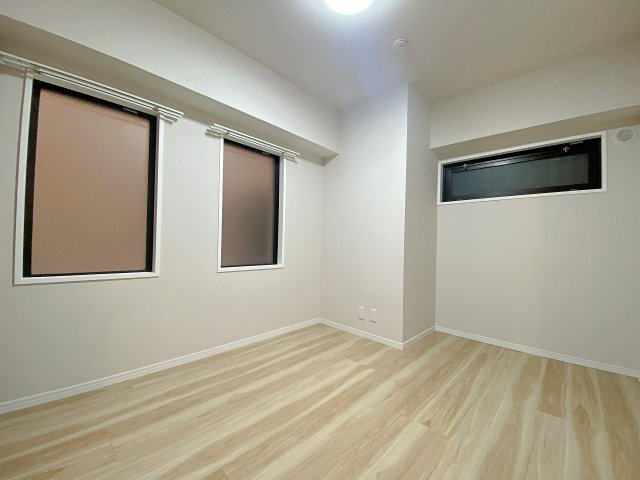 ライオンズマンション春日部南の洋室|採光と風通しに恵まれた約5.2帖の洋室空間。衣装や日用品をしっかり整理できる収納スペースを備えており、お部屋全体を広々とすっきり保てます。心地よい風が通り抜ける快適でプライベートな一室です。