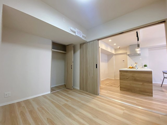 ライオンズマンション春日部南の寝室|ゆったりとお過ごしいただける約6.1帖の洋室空間。主寝室として最適なゆとりがあり、大きなベッドも無理なく配置できます。明るい光が差し込み、毎日のプライベートな時間を落ち着いて過ごせるお部屋です。
