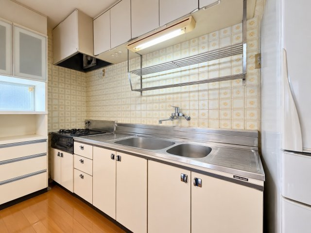 名東区梅森坂三丁目テラスハウスのキッチン|キッチン②(AIによる家具消し加工処理を施しております。実際の現地とは異なる場合がございます。)
