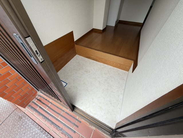 小川ハイツの玄関