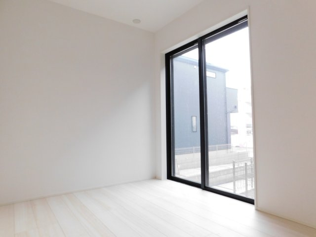 名古屋市中川区一色新町２丁目の新築一戸建の洋室|◇１階洋室◇　　南面で明るい洋室３．７５帖　全居室収納完備！