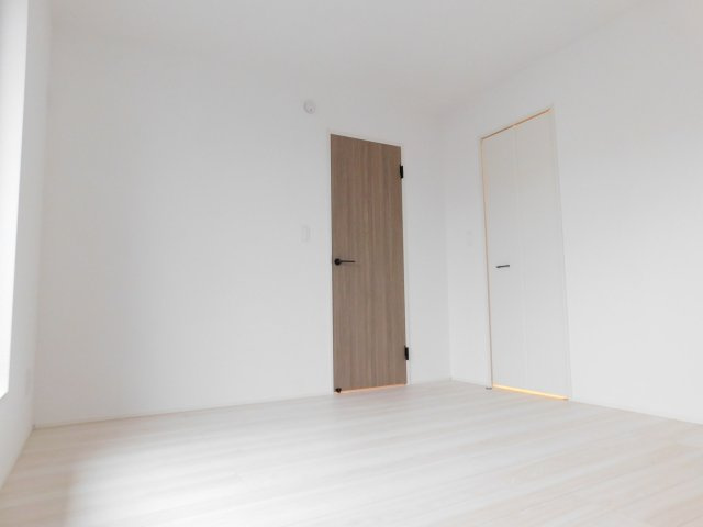 名古屋市中川区一色新町２丁目の新築一戸建の洋室|◇２階洋室◇　　南面で明るい洋室７．０帖　ウォークインクローゼット完備！　バルコニー付き♪