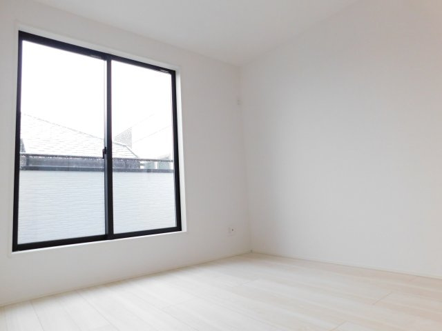 名古屋市中川区一色新町２丁目の新築一戸建の洋室|◇２階洋室◇　　南面で明るい洋室５．２５帖　全居室収納完備！　バルコニー付き♪