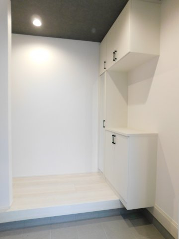 名古屋市中川区一色新町２丁目の新築一戸建の玄関|◇玄関収納◇　　家族の履物がしっかり収納できるミラー付きシューズ収納！　玄関にはベビーカーやアウトドア用品などが置けるシューズインクローク付き！