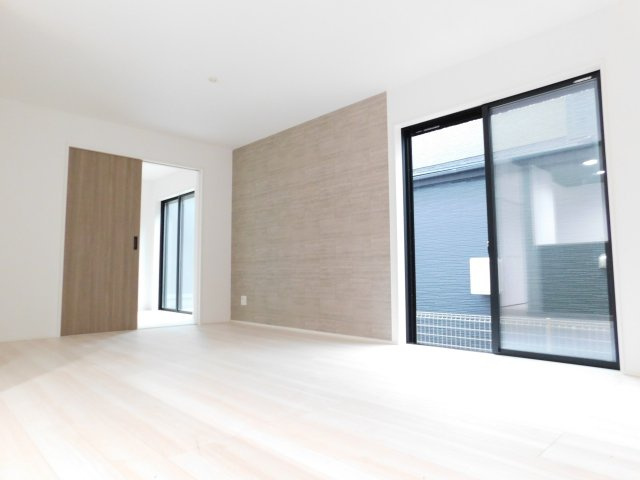 名古屋市中川区一色新町２丁目の新築一戸建の居間・リビング|◇リビング◇　　南面で明るいリビング１６．５帖　お部屋のコーディネートを一段グレードアップさせるアクセントクロスのリビング♪
